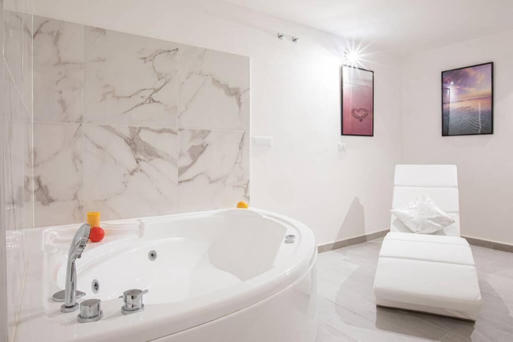 Unforgettable Split Level Jacuzzi Suite Navona - Top Collection ローマ エクステリア 写真