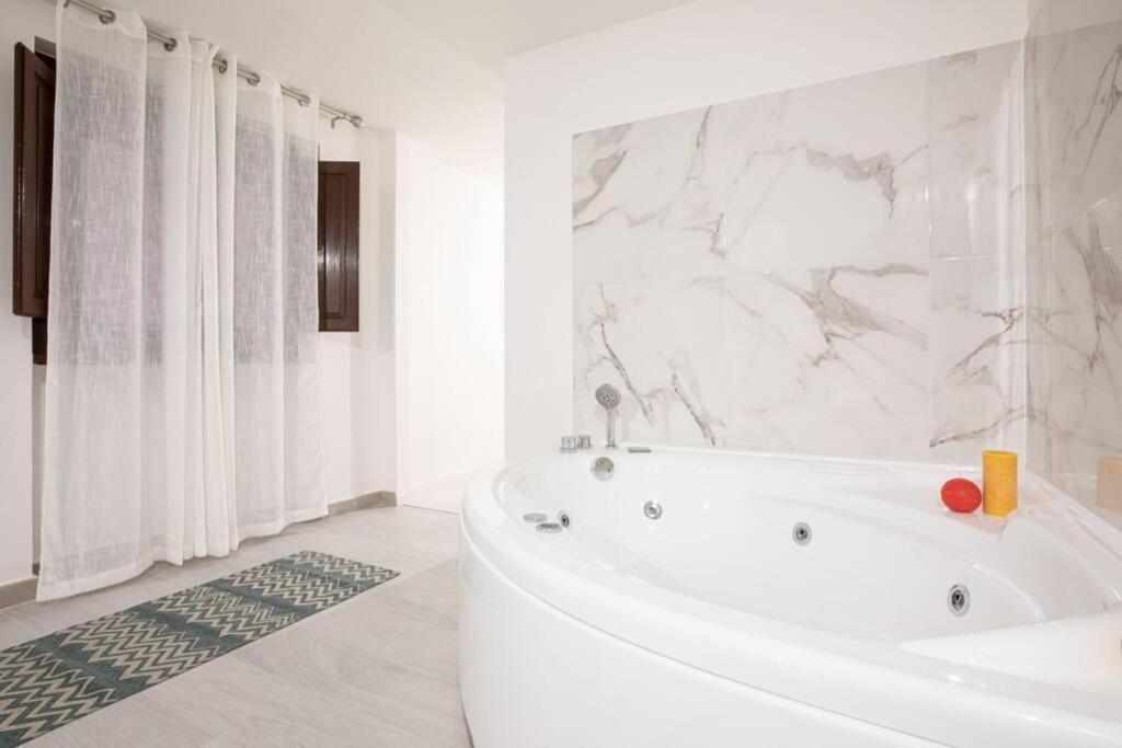 Unforgettable Split Level Jacuzzi Suite Navona - Top Collection ローマ エクステリア 写真